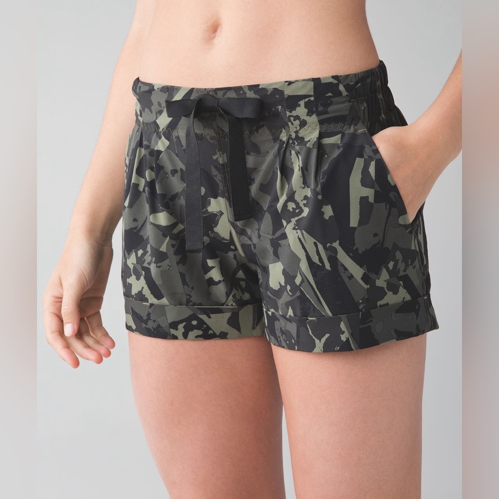 Lululemon Camouflage Spring Breakaway Shorts Sz 6 Cuffed Camo Short NWOT Rare